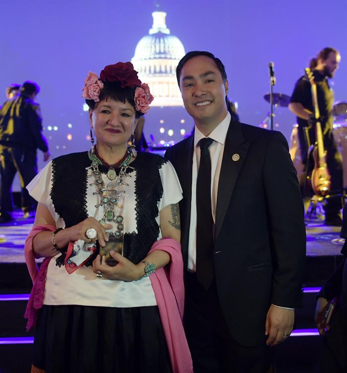 El congresista y director ejecutivo del Instituto Hispano Caucus del Congreso(CHCI) Joaquin Castro (d) posa con la escritora Sandra durante la Cuadragésima Edición de la Gala de la Herencia Hispana del Congreso de EE.UU.