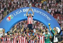 Los jugadores de Chivas festejan con la copa el Campeonato hoy, domingo 28 de mayo de 2017, en un partido de la Final del Torneo Clausura del fútbol mexicano