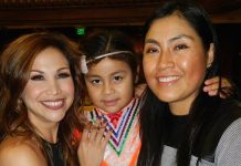 Claudia Galicia, líder poblana, hace historia en Nueva York Claudia tiene una niña de seis años a la que está dedicando todo su tiempo, pero no descarta participar políticamente porque dice que es necesaria una voz para la comunidad. En la gráfica con su pequeña hija y su compatriota, la famosa bailarina Bianca Marroquí.