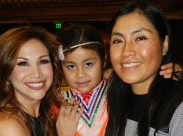 Claudia Galicia, líder poblana, hace historia en Nueva York Claudia tiene una niña de seis años a la que está dedicando todo su tiempo, pero no descarta participar políticamente porque dice que es necesaria una voz para la comunidad. En la gráfica con su pequeña hija y su compatriota, la famosa bailarina Bianca Marroquí.