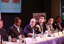 Contralor Stringer promueve acercamiento directo con pequeños negocios de la ciudad El Contralor de la Ciudad de Nueva York, Hon. Scott M. Stringer durante una de las reuniones de la Red Tape Comisión- en el Civic Hall de Manhattan.