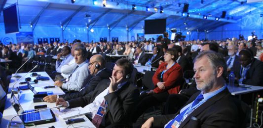 Delegados asisten a la intervención del presidente de la Conferencia de la ONU sobre cambio climático (COP20).