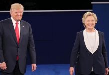 Combo de dos fotografías de archivo donde se ve a la precandidata a la presidencia de Estados Unidos por el partido Demócrata Hillary Clinton (i) en un acto de campaña el 11 de mayo de 2016 en Blackwood (NJ) y al precandidato Republicano Donald Trump (d) ofreciendo un discurso el 3 de mayo 2016 en Nueva York (NY). Según un sondeo divulgado hoy, martes 17 de mayo de 2016, por la cadena NBC News, la ventaja de Clilnton sobre Trump se estrechó de cinco a tres puntos la semana pasada: Clinton tiene el 48% de los votos frente al 45% de Trump gracias al apoyo del que goza entre los afroamericanos, los hispanos y las mujeres, de acuerdo con la encuesta.