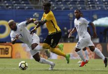 0-2. Jamaica aprovecha su mayor experiencia internacional y bate a Curazao Leandro Bacuna (i) de Curazao disputa el balón con Oniel Fisher (c) de Jamaica hoy, domingo 9 de julio de 2017, durante un partido entre Curazao y Jamaica del grupo C por la Copa Oro en el estadio Qualcomm en San Diego