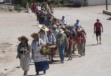 Inician marcha por el desierto de Arizona imitando la ruta de los inmigrantes