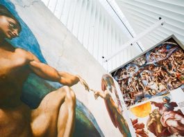 Vista de la exposición que reproduce obras de la Capilla Sixtina en el "Oculus" de Nueva York