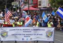 Personas sostiene la pancarta 'Unidos por el respeto a los derechos humanos' lema del desfile de la Independencia Centroamericana 2017 el domingo 17 de septiembre de 2017, en Los Ángeles.
