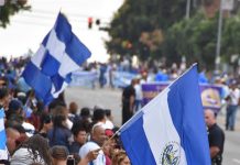 Deportaciones de salvadoreños desde México y Estados Unidos bajaron un 50 % en 2017 sistentes sostiene banderas de El Salvador durante el desfile de la Independencia Centroamericana 2017