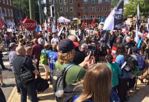 Tres muertos y 20 heridos tras violenta marcha supremacista en Virginia Una foto disponible por la policía del estado de Virginia muestra a miembros de la muchedumbre en la reunión de Charlottesville.