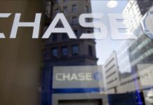 Miles de firmas piden al banco JPMorgan Chase dejar de cooperar con Trump