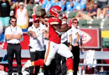 Chiefs y Falcons siguen invictos en jornada de protesta contra Donald Trump Kareem Hunt de Kansas City Chiefs corre sin tocar 69 yardas a través de la defensa de los Chargers de Los Ángeles para sellar la victoria en la acción del cuarto trimestre de su partido de fútbol NFL en el Centro StubHub en Carson, California.