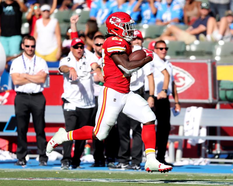 Kareem Hunt de Kansas City Chiefs corre sin tocar 69 yardas a través de la defensa de los Chargers de Los Ángeles para sellar la victoria en la acción del cuarto trimestre de su partido de fútbol NFL en el Centro StubHub en Carson, California.