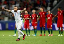 Arturo Vidal de Chile celebra al anotar en la serie de penaltis hoy, miércoles 28 de junio de 2017, durante un partido entre Portugal y Chile parte de la Copa Confederaciones 2017 en el estadio Kazan Arena en Kazán (Rusia)