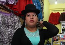 Fotografía del 18 de mayo de 2016 de la de la diseñadora boliviana Eliana Paco Paredes, de origen aimara que viste con mucho orgullo el atuendo tradicional de las "cholitas", en La Paz. La elegante vestimenta de la "cholita" paceña, la emblemática mujer indígena aimara que es patrimonio cultural de La Paz, se lucirá por primera vez en la Semana de la Moda de Nueva York en septiembre próximo.