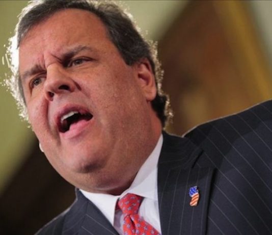 El gobernador de Nueva Jersey, Chris Christie, alcanzó el lunes por la noche un acuerdo sobre el presupuesto de ese estado, de 37.400 millones de dólares, después de tres días de paro en las actividades del Gobierno