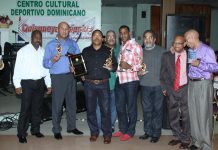 CCDD entrega trofeos a destacados de la liga de softbol Ramón de la Hoz