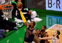 El jugador Marcus Smart (2i) y Kelly Olynyk (d) de Boston Celtics en acción ante LeBron James (i) de Cleveland Cavaliers.
