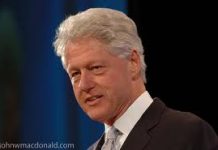 La aspirante demócrata a la presidencia de Estados Unidos, Hillary Clinton, pronuncia su discurso durante el desayuno benéfico de la Academia Eagle en el Gotham Hall de Nueva York