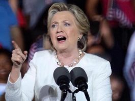 La precandidata presidencial demócrata a la Presidencia de Estados Unidos, Hillary Clinton, saluda a sus simpatizantes hoy, martes 26 de abril de 2016, durante un evento de campaña en el Centro de Convenciones de Pensilvania, en Filadelfia