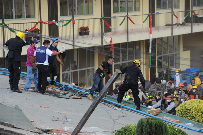 Rescatistas y voluntarios trabajan en las tareas de rescate en el Colegio Enrique Rebsamen en Ciudad de México (México).