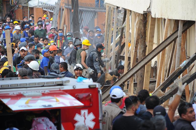 Rescatistas y voluntarios trabajan en las tareas de rescate en el Colegio Enrique Rebsamen en Ciudad de México (México).