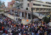 Rescatistas y voluntarios trabajan en las tareas de rescate en el Colegio Enrique Rebsamen en Ciudad de México (México).