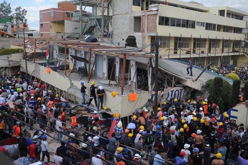 Rescatistas y voluntarios trabajan en las tareas de rescate en el Colegio Enrique Rebsamen en Ciudad de México (México).