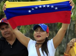 Un grupo de venezolanos residentes en Colombia protesta hoy, domingo 30 de julio de 2017, contra de la elección de la Asamblea Nacional Constituyente (ANC) que se desarrolla en Venezuela, en Cartagena (Colombia).