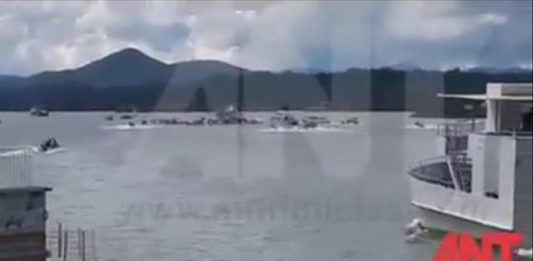 Captura de vídeo cedida por antnoticias.com (ANT) del momento del naufragio de la embarcación El Almirante (c) el domingo 25 de junio de 2017, en el embalse de Guatapé(Colombia).