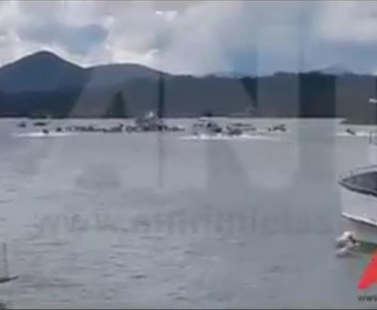 Captura de vídeo cedida por antnoticias.com (ANT) del momento del naufragio de la embarcación El Almirante (c) el domingo 25 de junio de 2017, en el embalse de Guatapé(Colombia).