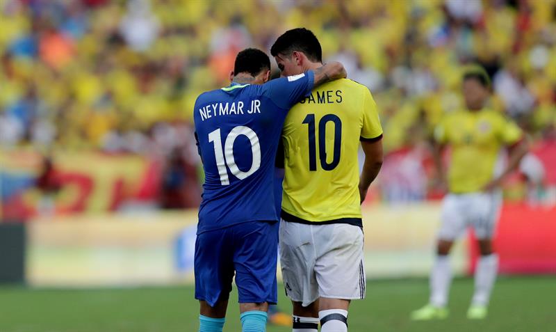 El jugador de la selección colombiana de fútbol James Rodríguez (d), habla con Neymar (i) de Brasil el martes 9 de septiembre de 2017, durante su partido por las eliminatorias al Mundial de Rusia 2018, en el estadio Metropolitano Roberto Meléndez en Barranquilla (Colombia).