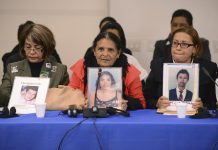 Tumbas abiertas, desde Centroamérica hasta Estados Unidos Las hondureñas Vilma Leticia López y Dilma Escobar y la mexicana Diana Iris García muestran fotos de sus hijos desaparecidos cuando iban rumbo a Estados Unidos