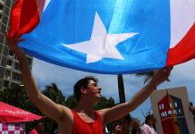 Comunidad LGBTI de Puerto Rico marcha contra la política de igualdad del Gobierno Un hombre despliega una bandera puertorriqueña durante la 27° edición de la Marcha del Orgullo 2017 hoy, domingo 25 de junio de 2017, en San Juan (Puerto Rico).
