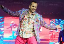 El cantante español Miguel Bosé abrazó hoy, en Quito, la paz y la solidaridad en un concierto con el que se paseó por tres décadas de su producción musical, junto a unos 11.000 seguidores, a los que les pidió defender siempre su libertad y alejarse del "peor juguete" que ha inventado el hombre: la guerra.