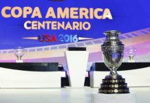 Fotografía del trofeo de la Copa América durante el sorteo oficial de la Copa América Centenario 2016 en el Hammerstein Ballroom en Nueva York.