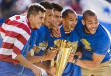 Jugadores costarricenses discuten con los árbitros durante el partido por los cuartos de final de la Copa de Oro de la Concacaf, en East Rutherford, Nueva Jersey.
