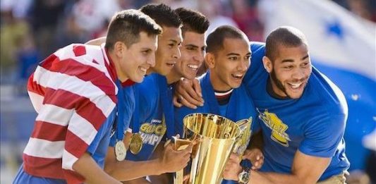 Jugadores costarricenses discuten con los árbitros durante el partido por los cuartos de final de la Copa de Oro de la Concacaf, en East Rutherford, Nueva Jersey.