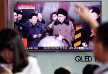 Surcoreanos observan hoy, 10 de agosto de 2017, la transmisión de un noticiero reportando sobre Corea del Norte en una estación en Seúl (Corea del Sur). EL 10 de agosto de 2017. Citando a los medios de comunicación estatales norcoreanos, la Fuerza Estratégica de Corea del Norte dijo que el ejército norcoreano está considerando un plan para disparar cuatro misiles balísticos de rango intermedio alrededor de la isla de Guam