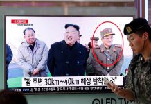 Trump le advierte Kim Jong-un que está listo para el combate Surcoreanos observan la transmisión de un noticiero reportando sobre Corea del Norte en una estación en Seúl (Corea del Sur).