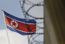 Fotografía de archivo del 14 de marzo de 2017 que muestra la bandera de Corea del Norte mientras ondea en la embajada del país en Kuala Lumpur (Malasia).