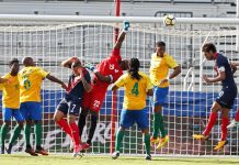 3-0. Costa Rica se matricula en cuartos de final y elimina a Guayana Francesa El portero de la Guayana Francesa Donovan León (C) golpea la pelota fuera del gol en la primera mitad del partido de la Copa Oro de la CONCACAF entre Costa Rica y la Guayana Francesa en el Estadio Toyota en Frisco, Texas