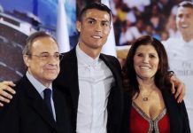 Cristiano Ronaldo (D) de Portugal en la acción contra el Tommy Smith de Nueva Zelandia (i) .