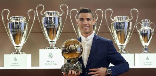El delantero portugués del Real Madrid, Cristiano Ronaldo lanza el gol que ha marcado ante el Apoel, el segundo del equipo, durante el partido de Liga de Campeones que disputan en el estadio Santiago Bernabéu de Madrid.