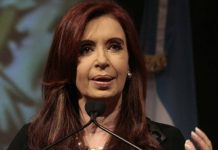 La presidenta argentina, Cristina Fernández, afirmó hoy que el juicio de los tenedores de deuda soberana contra el Estado argentino en los tribunales estadounidenses por el pago de 1.330 millones de dólares "es eminentemente político".