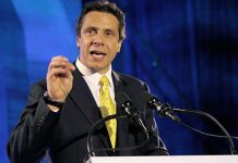 Cuomo propone subida para educación y recortes de pensiones en presupuestos El gobernador de Nueva York, Andrew Cuomo refrenda la nueva legislación por la que se establecerá un permiso familiar retribuido de 12 semanas para el cuidado de un bebé o familiar enfermo, así como una subida del salario mínimo en el Estado hasta 15 dólares por hora durante un acto celebrado en el centro de convenciones de Jacob K. Javits en Nueva York.