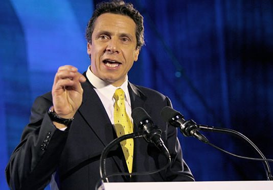 El gobernador de Nueva York, Andrew Cuomo refrenda la nueva legislación por la que se establecerá un permiso familiar retribuido de 12 semanas para el cuidado de un bebé o familiar enfermo, así como una subida del salario mínimo en el Estado hasta 15 dólares por hora durante un acto celebrado en el centro de convenciones de Jacob K. Javits en Nueva York.