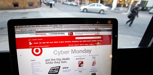Después del festín del jueves, el "viernes negro" de estampidas en las tiendas y el "sábado de los negocios pequeños", los consumidores estadounidenses se preparan hoy para el "ciberlunes", en el cual se intensifica el comercio por internet.