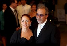 Miami (EE.UU.), 20 feb (EFE).- La Cámara de Comercio del Gran Miami reconoció hoy la trayectoria del matrimonio Gloria y Emilio Estefan y su contribución a la comunidad latina de la ciudad con el premio "The Sand in My Shoes" ("Arena en los zapatos").