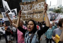 Activistas piden al DHS que amplíe tres meses plazo de renovación de DACA El Gobierno de Donald Trump anunció a principios del mes pasado que iba a poner fin al programa de Acción Diferida para los Llegados en la Niñez (DACA), programa que permite a algunos inmigrantes que llegaron a Estados Unidos antes de los 16 años trabajar y estudiar sin temor a la deportación.