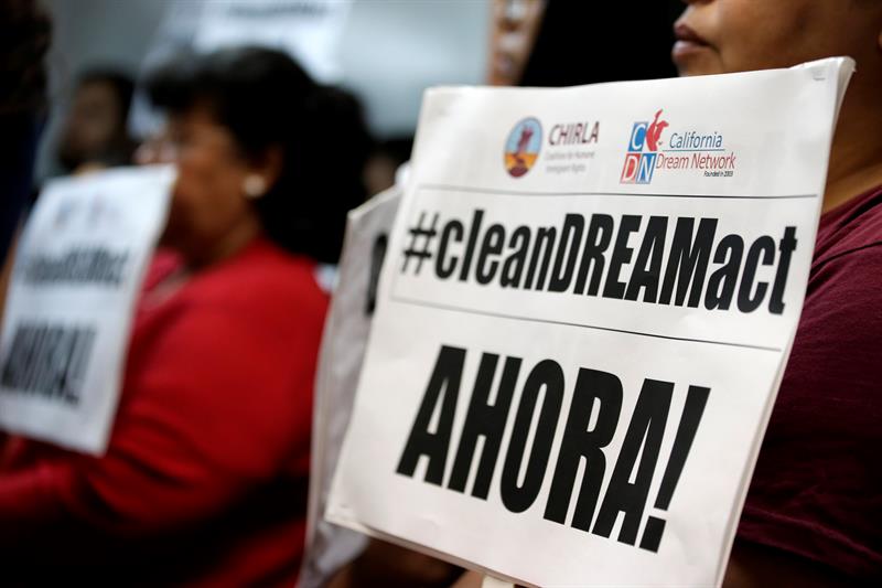 El Gobierno rechaz&oacute; hoy ampliar el plazo que tienen los j&oacute;venes indocumentados, conocidos como "so&ntilde;adores", para renovar su inscripci&oacute;n en el programa migratorio DACA.
